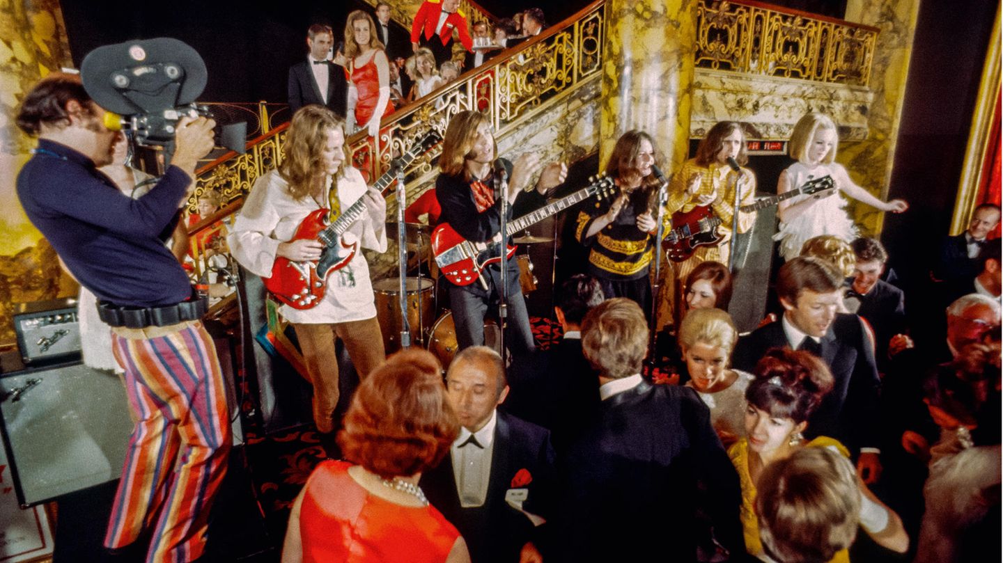 City by the Bay: 1967: Big Brother & the Holding Company filmen eine Partyszene im Fairmont Hotel in Nob Hill für "Petulia" von Richard Lester, der schon bei "A Hard Day’s Night" und "Help!" von den Beatles Regie geführt hatte. Die Gruppe tauchte nur kurz im Film auf, es war aber trotzdem das erste Mal, dass viele Leute außerhalb der Bay Area die Leadsängerin Janis Joplin sahen, die bald zum Superstar werden sollte. 1967: Big Brother & the Holding Company filmen eine Partyszene im Fairmont Hotel in Nob Hill für "Petulia" von Richard Lester, der schon bei "A Hard Day’s Night" und "Help!" von den Beatles Regie geführt hatte. Die Gruppe tauchte nur kurz im Film auf, es war aber trotzdem das erste Mal, dass viele Leute außerhalb der Bay Area die Leadsängerin Janis Joplin sahen, die bald zum Superstar werden sollte.