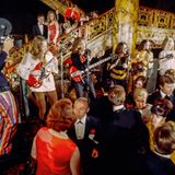 1967: Big Brother & the Holding Company filmen eine Partyszene im Fairmont Hotel in Nob Hill für "Petulia" von Richard Lester, der schon bei "A Hard Day’s Night" und "Help!" von den Beatles Regie geführt hatte. Die Gruppe tauchte nur kurz im Film auf, es war aber trotzdem das erste Mal, dass viele Leute außerhalb der Bay Area die Leadsängerin Janis Joplin sahen, die bald zum Superstar werden sollte.
