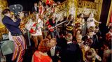 1967: Big Brother & the Holding Company filmen eine Partyszene im Fairmont Hotel in Nob Hill für "Petulia" von Richard Lester, der schon bei "A Hard Day’s Night" und "Help!" von den Beatles Regie geführt hatte. Die Gruppe tauchte nur kurz im Film auf, es war aber trotzdem das erste Mal, dass viele Leute außerhalb der Bay Area die Leadsängerin Janis Joplin sahen, die bald zum Superstar werden sollte.