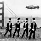 1978: The Residents, eine der seltsamsten Gruppen in der bekannten Musikgeschichte, posieren vor der Golden Gate Bridge. Die Mitglieder der Gruppe kennt niemand, ihre Musik ist eine Melange aus allen Arten von beunruhigenden und dissonanten Avantgarde-Sounds. Selbst bei ihren Konzerten trugen sie dieselben Augenhelme wie im Foto, das auch auf der Rückseite der Sammlung Subterranean Modern von Ralph Records verwendet wurde.