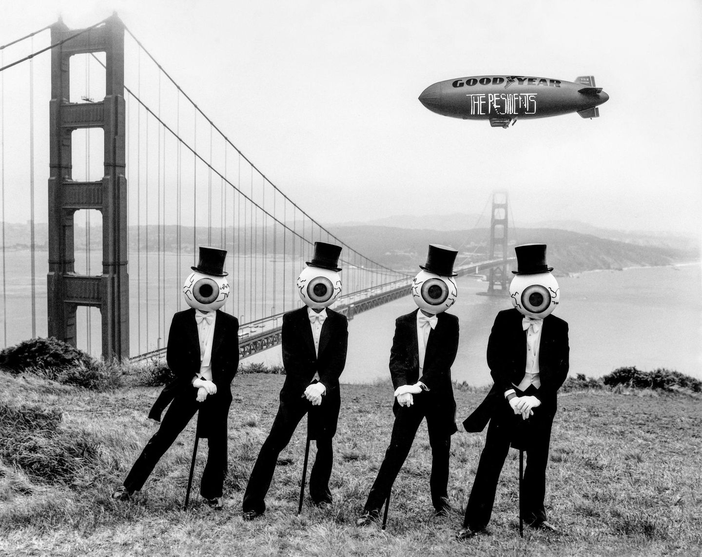 City by the Bay: 1978: The Residents, eine der seltsamsten Gruppen in der bekannten Musikgeschichte, posieren vor der Golden Gate Bridge. Die Mitglieder der Gruppe kennt niemand, ihre Musik ist eine Melange aus allen Arten von beunruhigenden und dissonanten Avantgarde-Sounds. Selbst bei ihren Konzerten trugen sie dieselben Augenhelme wie im Foto, das auch auf der Rückseite der Sammlung Subterranean Modern von Ralph Records verwendet wurde. 1978: The Residents, eine der seltsamsten Gruppen in der bekannten Musikgeschichte, posieren vor der Golden Gate Bridge. Die Mitglieder der Gruppe kennt niemand, ihre Musik ist eine Melange aus allen Arten von beunruhigenden und dissonanten Avantgarde-Sounds. Selbst bei ihren Konzerten trugen sie dieselben Augenhelme wie im Foto, das auch auf der Rückseite der Sammlung Subterranean Modern von Ralph Records verwendet wurde.