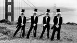 1978: The Residents, eine der seltsamsten Gruppen in der bekannten Musikgeschichte, posieren vor der Golden Gate Bridge. Die Mitglieder der Gruppe kennt niemand, ihre Musik ist eine Melange aus allen Arten von beunruhigenden und dissonanten Avantgarde-Sounds. Selbst bei ihren Konzerten trugen sie dieselben Augenhelme wie im Foto, das auch auf der Rückseite der Sammlung Subterranean Modern von Ralph Records verwendet wurde.