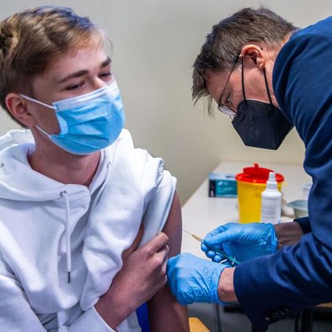 Impfpflicht-Debatte: Dieser junge Mann wird in Schwerin vom Gesundheitsminister persönlich geimpft
