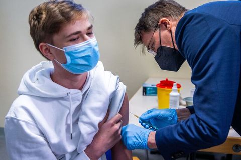 Impfpflicht-Debatte: Dieser junge Mann wird in Schwerin vom Gesundheitsminister persönlich geimpft