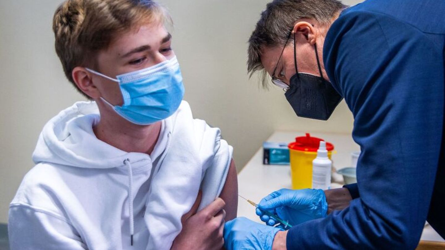 Impfpflicht-Debatte: Dieser junge Mann wird in Schwerin vom Gesundheitsminister persönlich geimpft
