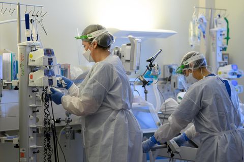 Intensivpflegerinnen sind mit der Versorgung von Corona-Patienten beschäftigt
