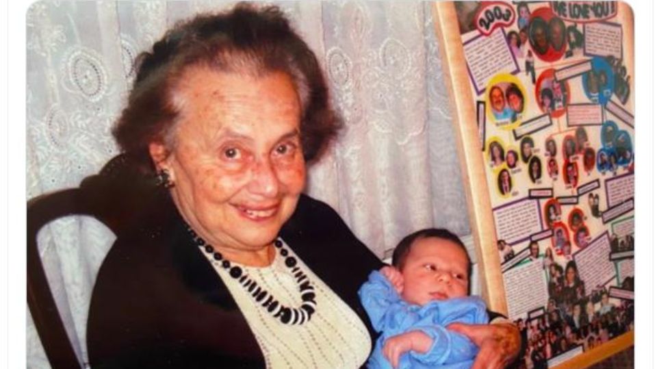 Die Holocaust-Überlebende Lily Ebert mit ihrem Urenkel Dov Forman im Jahr 2003