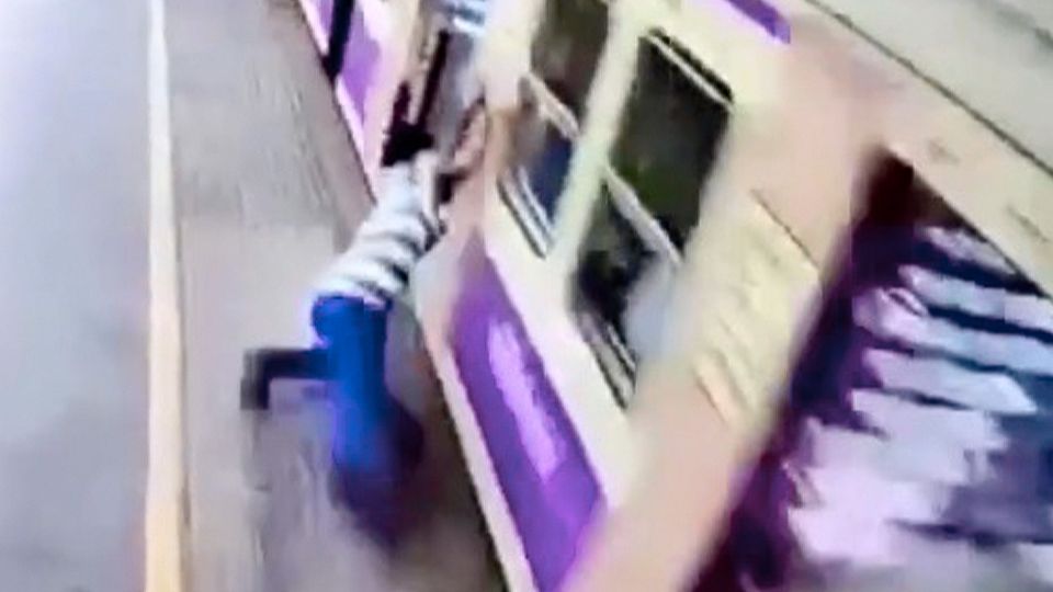 Mann liegt auf Bahngleis, sein Kopf befindet sich unter der fahrenden U-Bahn