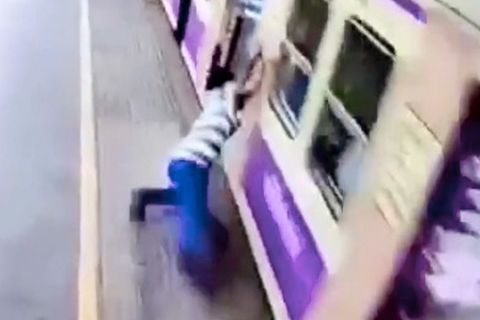 Mann liegt auf Bahngleis, sein Kopf befindet sich unter der fahrenden U-Bahn