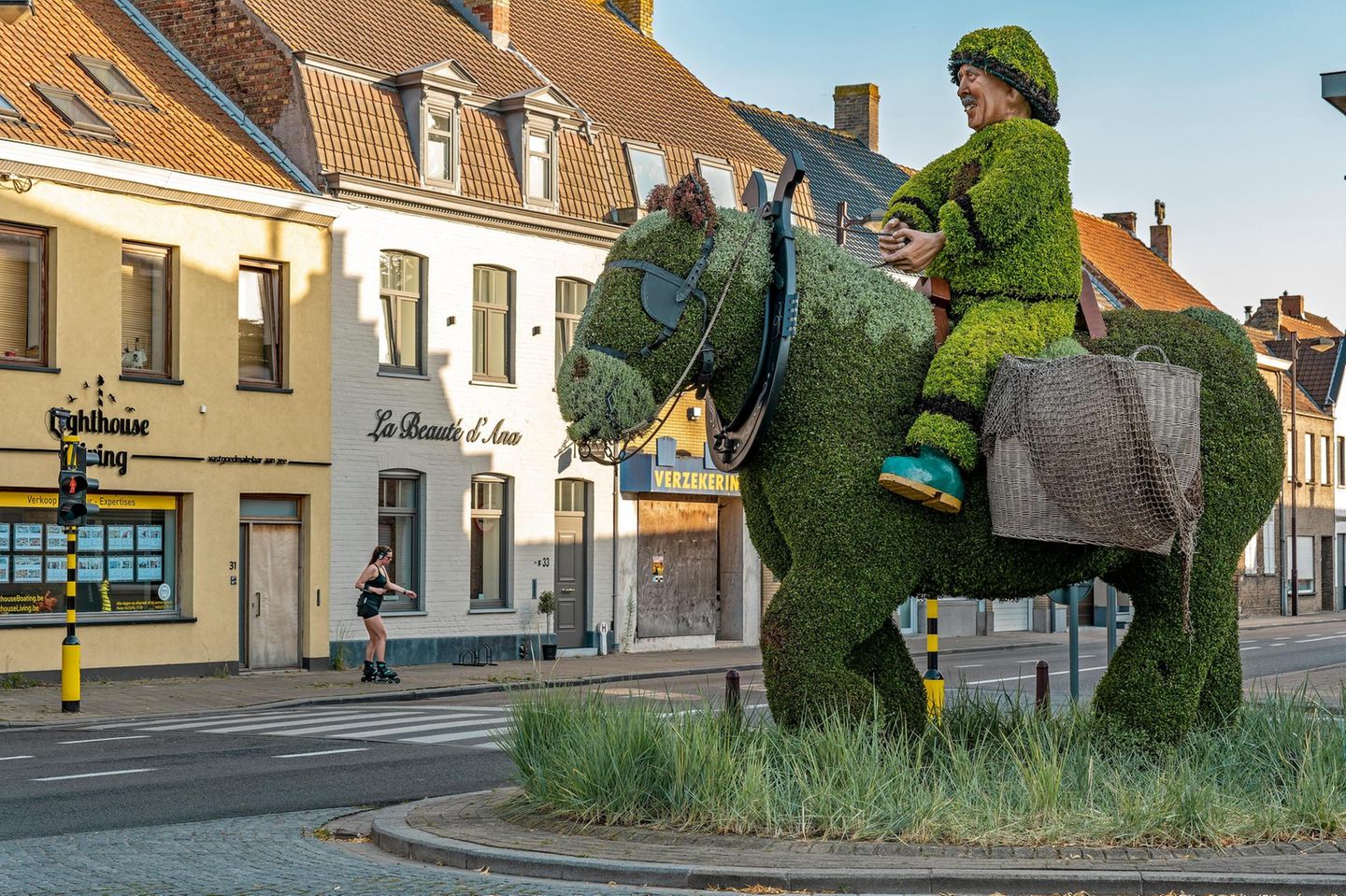 Figur eines Pferdefischers aus Büschen