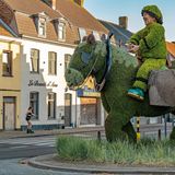 Figur eines Pferdefischers aus Büschen