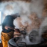 Ein Pferdefischer kocht die Garnelen in einem Kessel mit Salzwasser