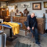 Ein Mann zieht sich seine Schuhe an