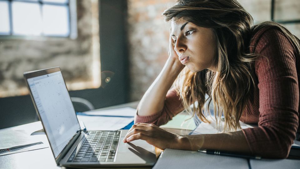 Frau frustriert vom Computer
