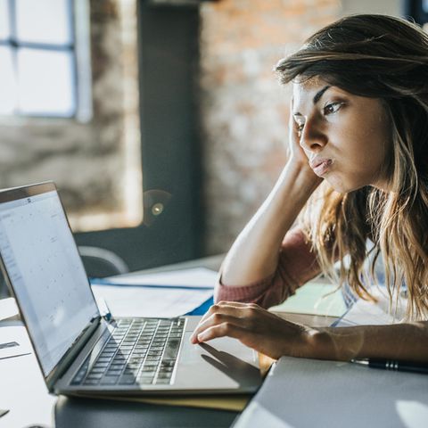 Frau frustriert vom Computer