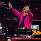 Elton John ist einer der meist gefeierten Künstler der Welt. Seine extravaganten Outfits, Auftritte und herausragenden Talente passen perfekt zu Las Vegas. Er unterzeichnete einen Vertrag mit dem Circus Maximus und wurde ein Bewohner von Las Vegas. Angeblich verdient der Künstler 500.000 Dollar pro Show.