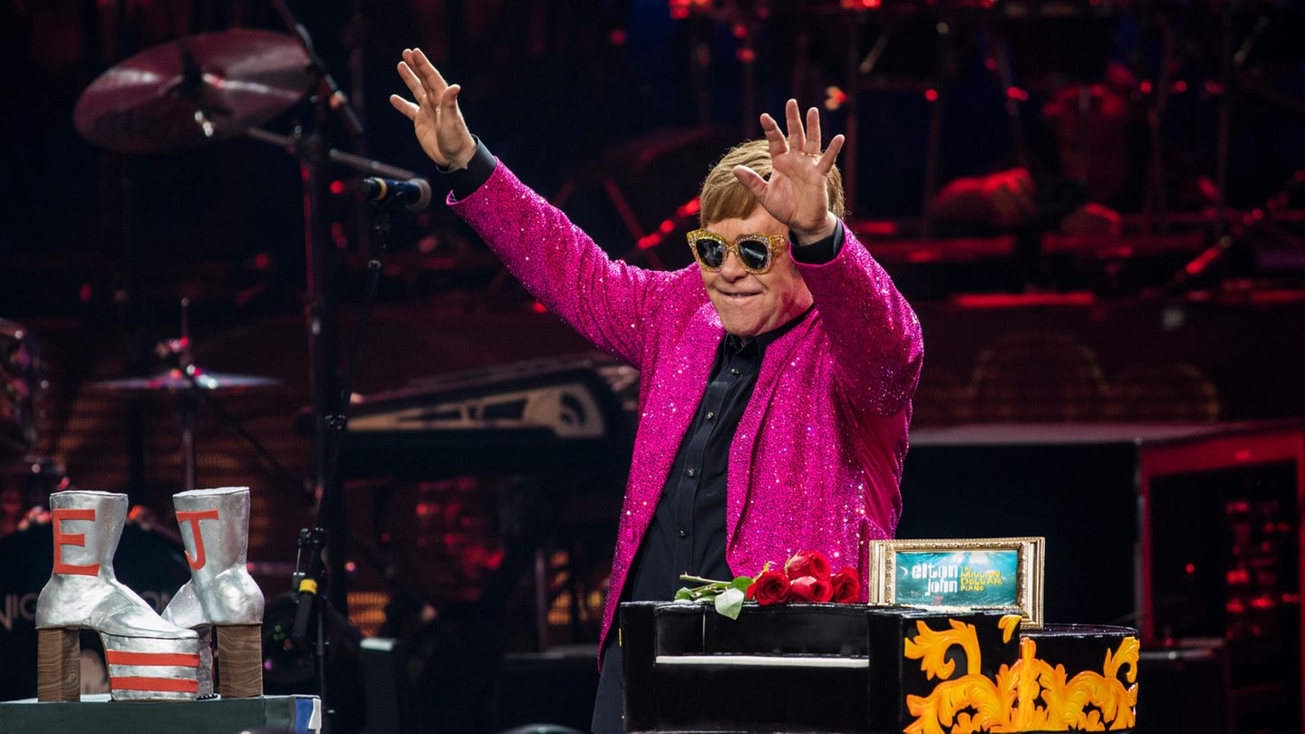 Elton John ist einer der meist gefeierten Künstler der Welt. Seine extravaganten Outfits, Auftritte und herausragenden Talente passen perfekt zu Las Vegas. Er unterzeichnete einen Vertrag mit dem Circus Maximus und wurde ein Bewohner von Las Vegas. Angeblich verdient der Künstler 500.000 Dollar pro Show.