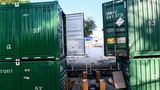 Die Container sind mit Schlössern gesichert, können aber leicht aufgebrochen werden.