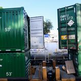 Die Container sind mit Schlössern gesichert, können aber leicht aufgebrochen werden.