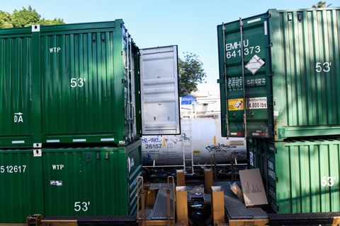 Die Container sind mit Schlössern gesichert, können aber leicht aufgebrochen werden.