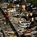 Kaum sind die Reste von den Gleisen entfernt, türmen sich neue Paket-Berge auf.