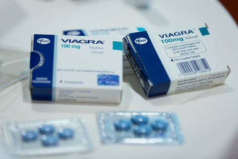 Viagra-Verpackungen und Pillen