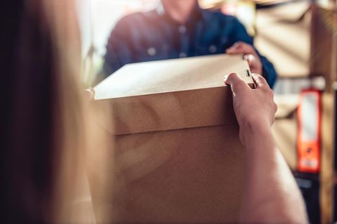 Ein Postpaket als Symbolbild für den Artikel: China warnt wegen Corona vor Auslandspost