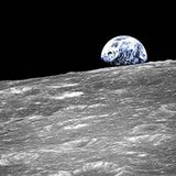 Die Erde geht über dem Mond auf