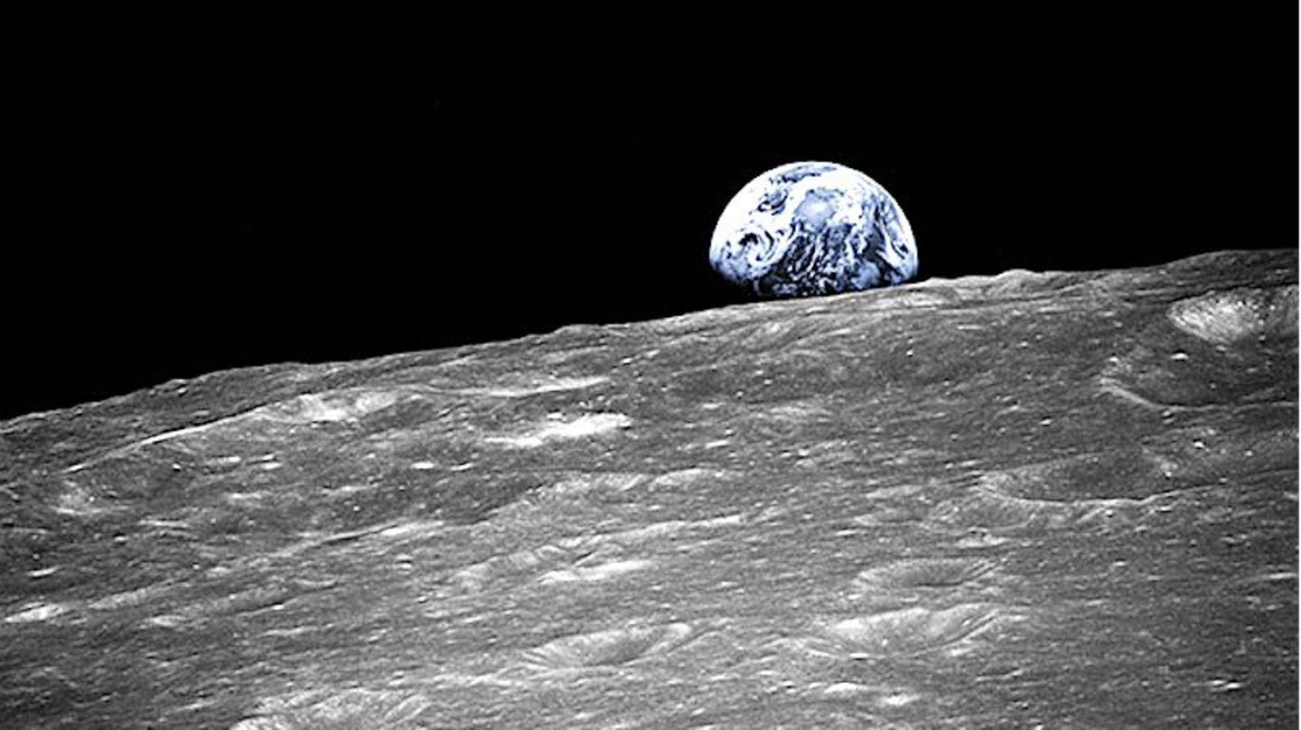 Die Erde geht über dem Mond auf