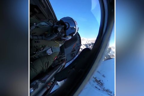 Spektakulärer Tiefflug: Kampfjet rast mit 1000 km/h über Skipiste in den Alpen