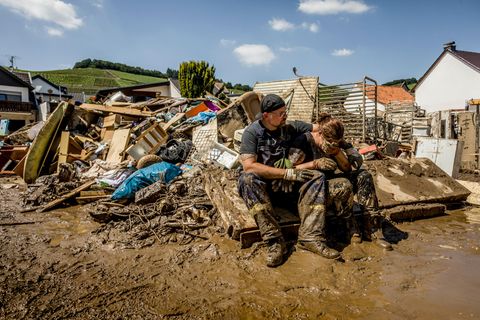 Andreas und Jessica Robrecht im Sommer 2021 vor den Trümmern des Hauses ihrer Eltern