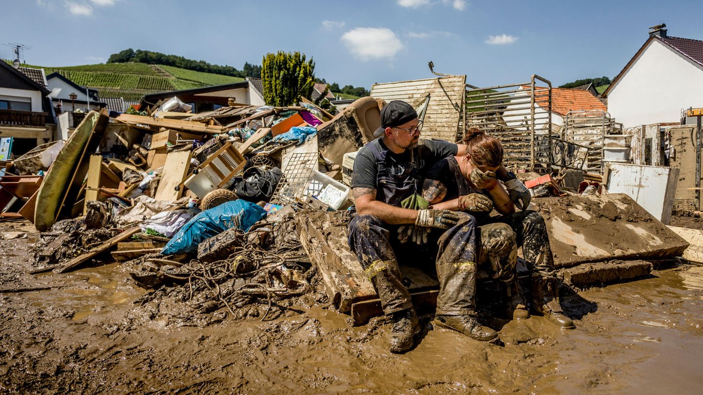 Andreas und Jessica Robrecht im Sommer 2021 vor den Trümmern des Hauses ihrer Eltern
