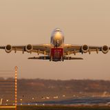 Platz 4: Airbus A380  Seit dem Rollout vor 15 Jahren hat der doppelstöckige Jet der Boeing 747 den Rang abgelaufen und trägt den Titel "größtes Passagierflugzeug der Welt". Die enorme Spannweite von 79,8 Metern war bereits für eine noch längere Version dimensioniert. Doch zu der kam es nicht. Im Gegenteil: Die Produktion des für zwölf Milliarden Euro entwickelten Flugzeuges wurde nach nur 251 Exemplaren bereits 2021 wieder eingestellt.