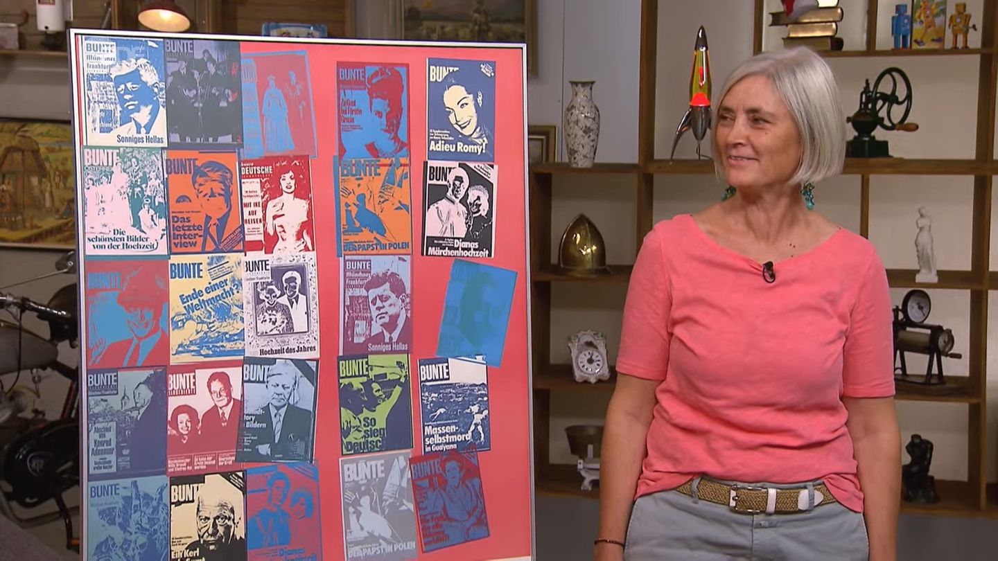 Anneke Adam steht im Studio von Bares für Rares in Pulheim neben ihrem Warhol