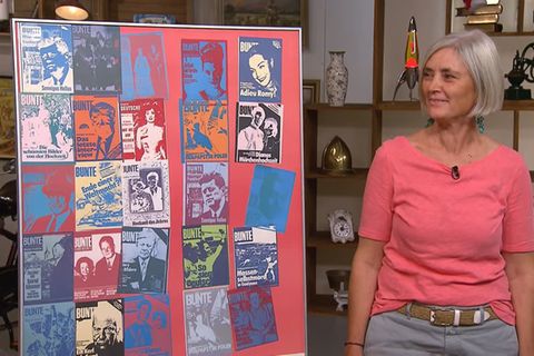 Anneke Adam steht im Studio von Bares für Rares in Pulheim neben ihrem Warhol