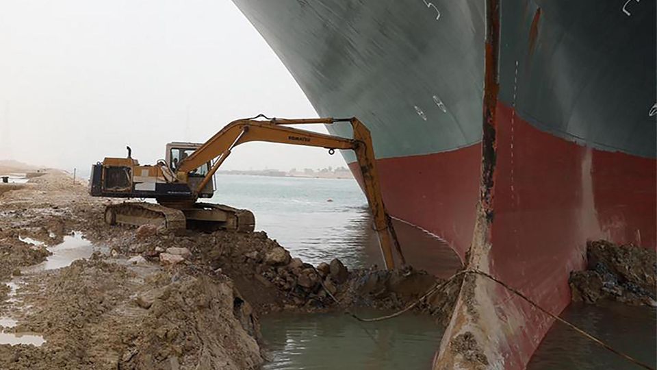 Das im Suezkanal feststeckende Schiff Ever Given
