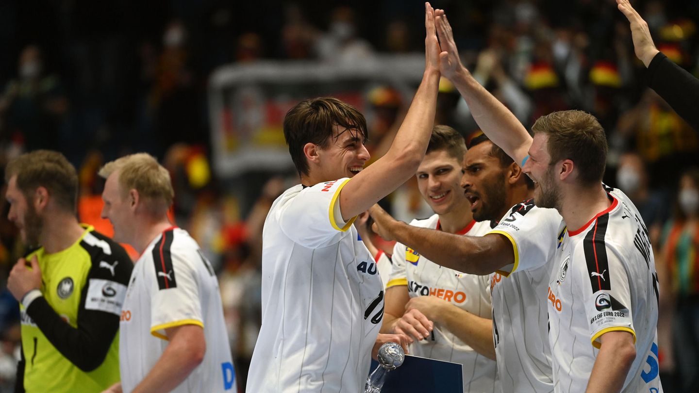 Corona zum Trotz: Jubel bei den deutschen Handballern: Sie konnten sich trotz Corona-bedingter Ausfälle im dritten EM-Vorrundenspiel behaupten. Jubel bei den deutschen Handballern: Sie konnten sich trotz Corona-bedingter Ausfälle im dritten EM-Vorrundenspiel behaupten.