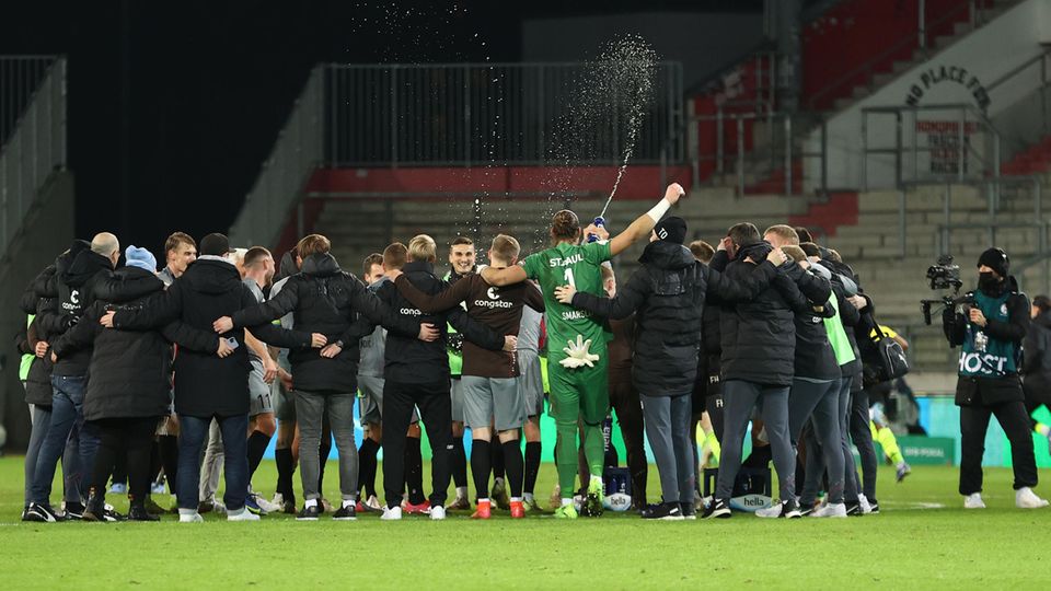 Der FC St. Pauli besiegt den DFB-Titelverteidiger Dortmund