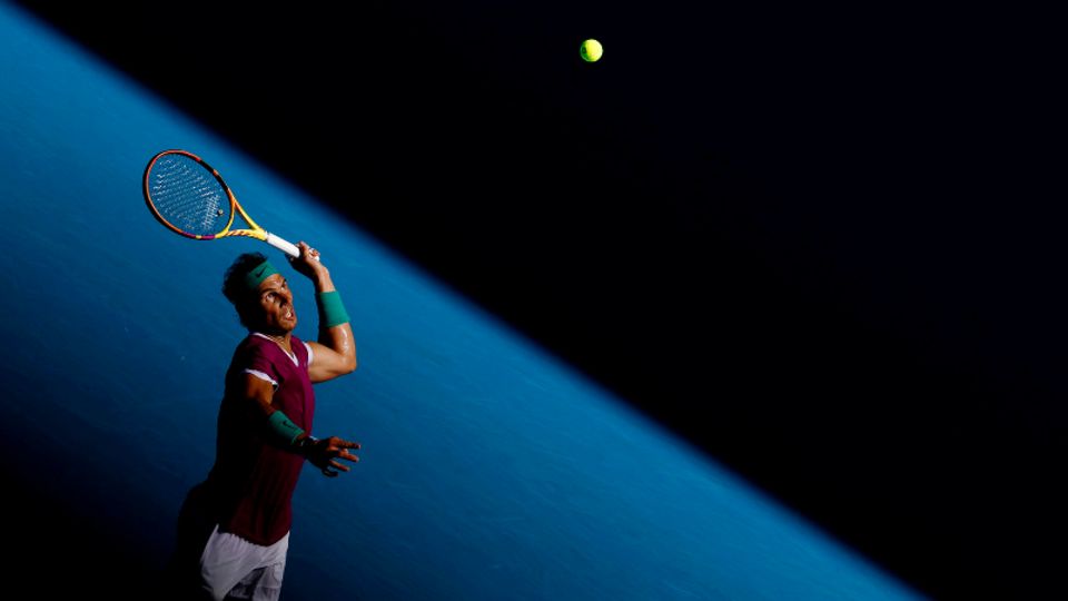 Rafael Nadal beim Aufschlag bei den Australian Open