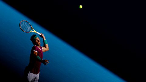 Rafael Nadal beim Aufschlag bei den Australian Open