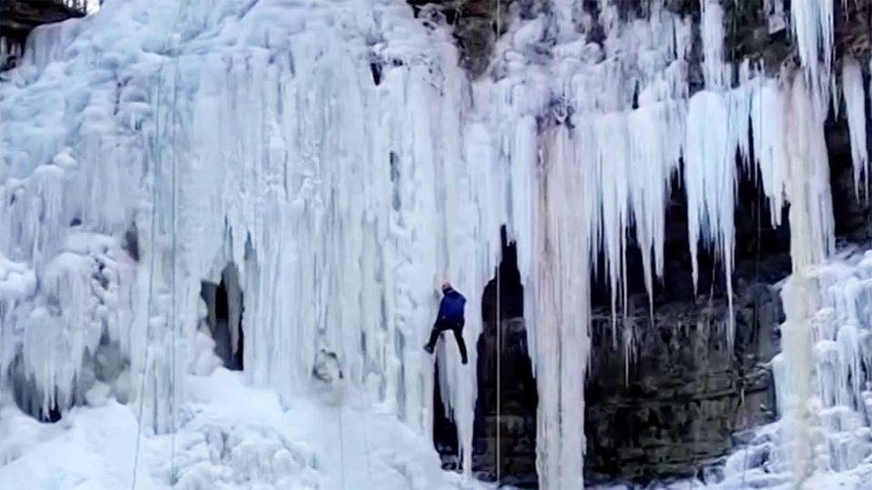 Eisig-schönes Naturschauspiel: Extremsportler freuen sich über gefrorene Wasserfälle