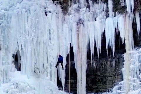 Eisig-schönes Naturschauspiel: Extremsportler freuen sich über gefrorene Wasserfälle
