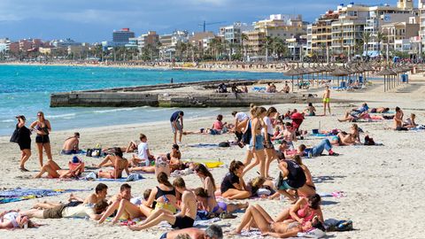 Touristen am Strand auf Mallorca
