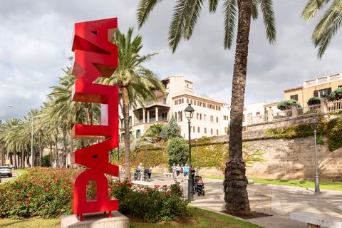 An der Strandprominade stehen in roten Buchstaben das Wort Palma