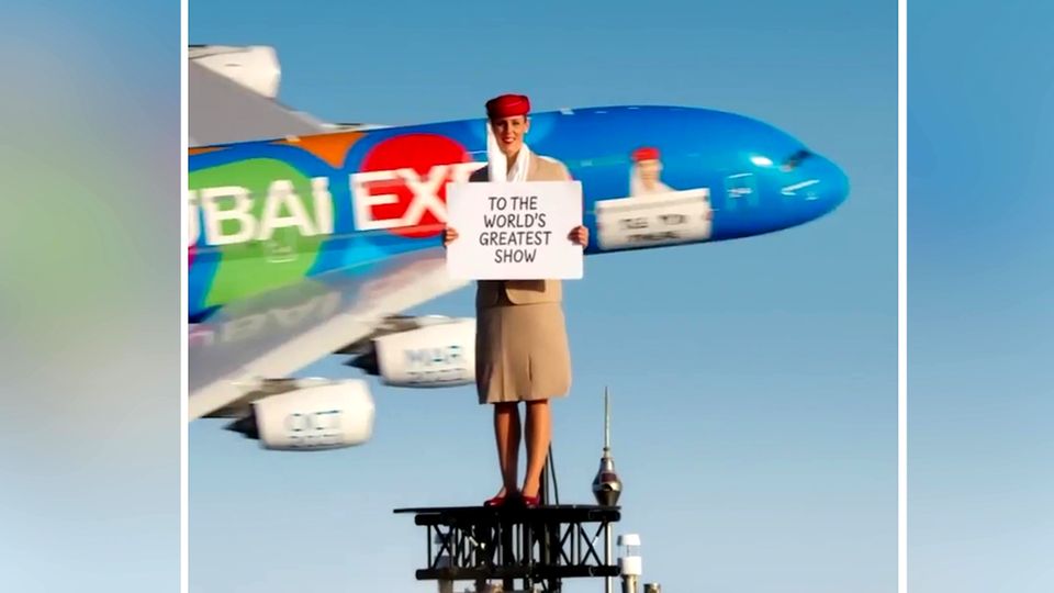 Burj Khalifa: Airbus fliegt in 828 Meter Höhe an Stuntfrau vorbei_Teaserbild Eine Stuntfrau steht auf dem Burj Khalifa, ein Airbus A380 fliegt an ihr vorbei