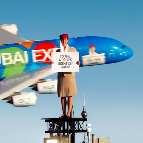Eine Stuntfrau steht auf dem Burj Khalifa, ein Airbus A380 fliegt an ihr vorbei
