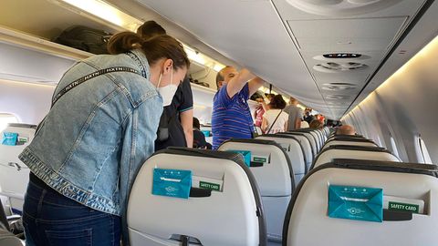 Passagiere beim Aussteigen aus einem Flugzeug