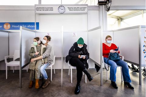 Wartebereich eines Impfzentrums auf dem Amsterdamer Flughafen Schipohl
