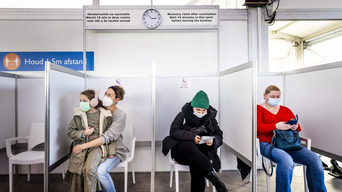 Wartebereich eines Impfzentrums auf dem Amsterdamer Flughafen Schipohl