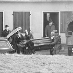 Die Soldatenmorde von Lebach: Ein Sarg wird nach draußen getragen